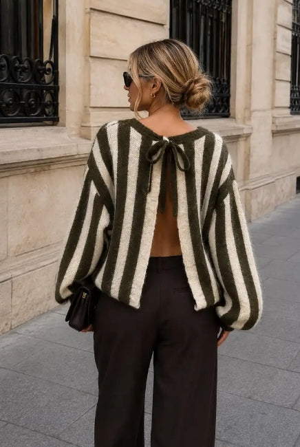 DAMES OVERSIZED GESTREEPTE TRUI IN ZACHT BREI – BALLONMOUWEN EN OPEN RUG MET GROTE STRIK